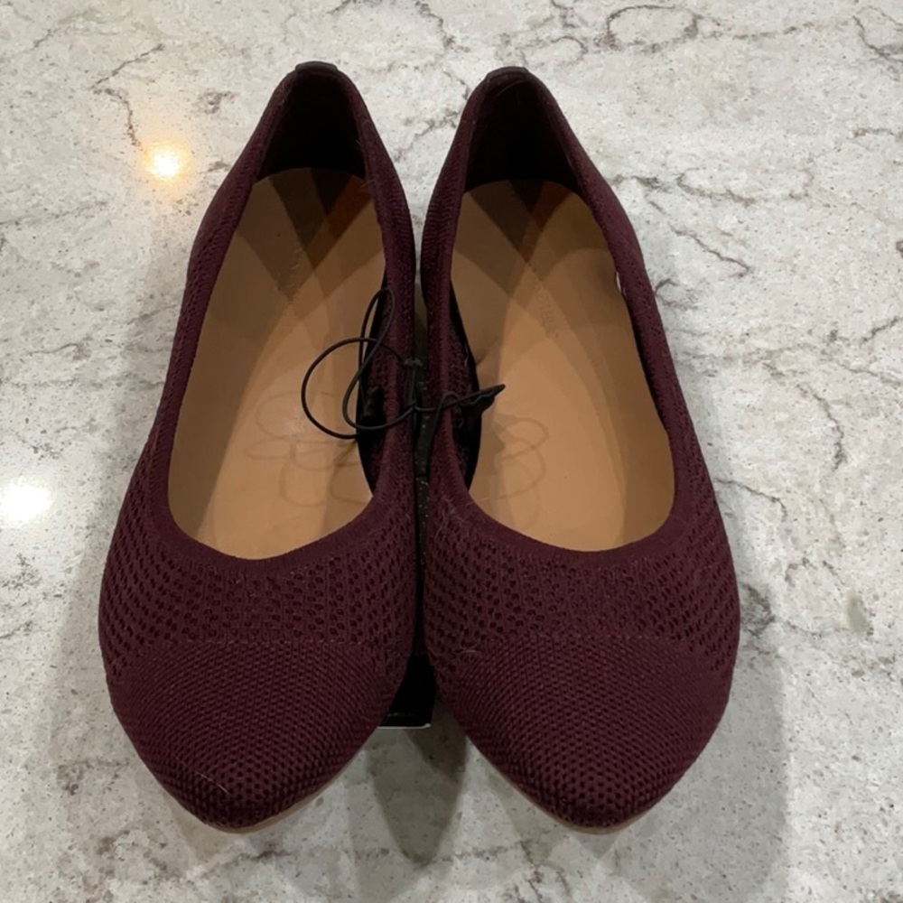 BANANA REPUBLIC Women's Burgundy Flats SIZE 8 - Picture 2 of 6